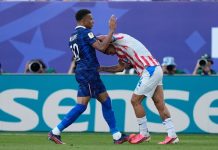 Det gikk hardt for seg da Kylian Mbappé og Frankrike slo ut Paraguay i fotball-VM. Foto: Matt Slocum / AP / NTB