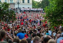 Herrelandslaget i fotball hylles av folkemengden på Slottsplassen etter å ha vært på mottakelse på slottet og hilst på kongen. Foto: Ørn E. Borgen / NTB