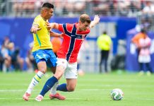 Casemiro i duell med Alexander Sørloths i Brasils tap for Norge i åttedelsfinalen i VM. Han skal spille videre i USA for Inter Miami i MLS. Foto: Terje Pedersen / NTB