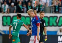 Vålerenga-kaptein Henrik Bjørdal sendes av banen med rødt kort etter et snaut kvarter i kampen mot HamKam. Foto: Frederik Ringnes / NTB