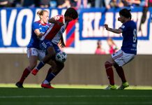 Lyn solgte spiller til Rosenborg Lyns Joshualyn Reeves i kamp med to Vålerenga-spillere. Foto: Annika Byrde / NTB.