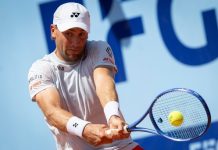 US Open: Ruud og Shnaider ute av doubleturneringen Casper Ruud i aksjon i Swiss Open i Gstaad tidligere i år. Foto: Anthony Anex / Keystone via AP / NTB