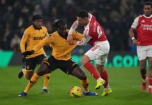 Tolu Arokodare i duell med Arsenal-stopper William Saliba i en kamp for Wolverhampton. Foto: Dave Shopland