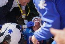 Dramatiske bilder: Tour de France-profil krasjet med bil Einer Rubio måtte ha tilsyn etter krasjen. Foto: Mosa'ab Elshamy / AP / NTB