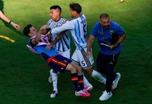 Argentina-spiller Leandro Paredes utestengt i ti kamper for kaosscener etter VM-finalen Det oppsto kaosscener på banen etter VM-finalen. Foto: Yuki Iwamura / AP / NTB