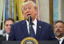 Trump bekrefter: Ba Fifa å revurdere karantenen til Balogun USAs president Donald Trump snakket til pressen mandag. Foto: Mark Schiefelbein / AP / NTB