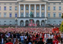 En stor folkemengde på Slottsplassen i varmen. Foto: Ørn E. Borgen / NTB