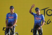 Jasper Philipsen (til h.) vant spurten på onsdagens Tour de France-etappe etter et perfekt opptrekk fra Mathieu Van Der Poel (til v.). Foto: Thibault Camus