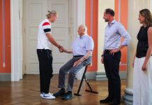 De norske Premier League-stjernene hedrer kong Harald med sørgebånd Erling Braut Haaland og herrelandslaget ble tatt imot av kongefamilien på Slottet etter VM-eventyret. Foto: Amanda Pedersen Giske / NTB