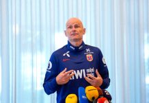 Ståle Solbakken på pressekonferanse dagen etter tapet for England. Foto: Fredrik Varfjell / NTB