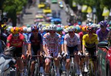 Skogbrann setter Tour de France-etappe i fare Skogbrann vil føre til vanskeligheter med å gjennomføre tredje etappe av Tour de France. Foto: Thibault Camus / AP / NTB