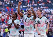 Youri Tielemans klar for Manchester United Belgia Youri Tielemans (i midten) etter seieren over USA i åttedelsfinalen. Foto: Abbie Parr / AP / NTB.