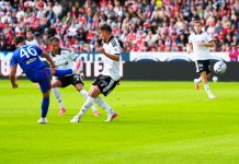 Manchester United-ungguttene lekte seg mot Rosenborg – vant 5-0 på et glissent Lerkendal Manchester Uniteds Shea Lacey scorer 1-0 under treningskampen i fotball mellom Rosenborg og Manchester United på Lerkendal stadion. Foto: Ole Martin Wold / NTB