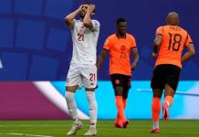 Tunisia har ansatt sin fjerde landslagssjef i fotball for året. Her fortviler Mohamed Amine Ben Hmida over ett av mange baklengsmål i VM. Foto: Charlie Riedel