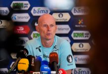 Solbakken rettet skarp kritikk mot Fifa: – Går mot spillets idé Ståle Solbakken møtte pressen dagen etter Brasil-seieren. Foto: Terje Pedersen / NTB