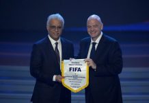 Toppsjef forsvarer Infantino-kritikk: Kunne ikke være taus AFC-president Salman Bin Ibrahim Al-Khalifa sammen med Fifa-sjef Gianni Infantino under en seremoni i 2024. Foto: Lee Jin-man / AP / NTB