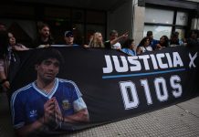 Maradona-rettssaken: Aktor ber om opptil tolv års fengsel Rettssaken som omhandler Diego Maradonas død