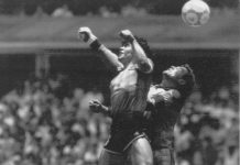 Maradonas «Guds hånd»-ball skal auksjoneres bort – forventer svimlende pris Fotballen som Diego Maradona scoret det beryktede «Guds hånd»-målet skal selges på auksjon. Foto: El Grafico / AP / NTB