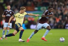Martin Ødegaards Arsenal slet seg til drømmeåpning – Aston Villa slo tilbake etter marerittstart Martin Ødegaard og Arsenal møtte Aston Villa i Premier League mandag. Foto: Morgan Harlow / AP / NTB