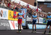 Lars Heggen (t.v.) vant fellesstarten i Blinkfestivalen med to knekte staver. Her viser han dem fram etter målgang. Foto: Claes-Tommy Herland / Norges Skiforbund / Handout / NTB