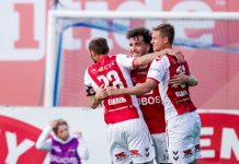 KFUM-seier i bunnstriden – Sandefjord-spiller utvist før pause KFUM-spillerne jubler for scoringen til Håkon Hoseth (i midten). Foto: Jonas Been Henriksen / NTB