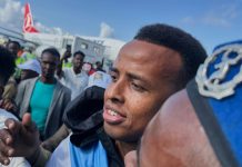 Omar Artan ble mottatt som en helt i Mogadishu etter at han ikke kom inn i USA for å dømme fotball-VM. Foto: Farah Abdi Warsameh / AP / NTB