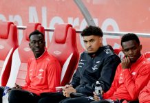Brann skiller lag med tidligere Rangers-spiller Rabbi Matondo (t.h) er ferdig i Brann. Her med Cheikh Mbacke Diop (t.v) og Noah Holm (i midten) før eliteseriekampen mellom Brann og Sarpsborg. Foto: Paul S. Amundsen / NTB
