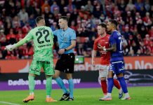 Brann etterforsker flaskekasting – vil utestenge de ansvarlige Det ble kastet glassflasker mot Apollon Limassols keeper Phillip Kühn under kampen mot Brann onsdag. Foto: Paul S. Amundsen / NTB