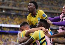 Overgangsplanene skrinlagt – Vinicius Junior signerte seksårskontrakt Vinicius Junior feirer en Brasil-scoring under VM. Nå kan han også feire ny kontrakt med Real Madrid. Foto: Ashley Landis