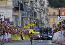 Historisk triumf i Tour de France Demi Vollering jubler på vei over målstreken som vinner av Tour de France. Foto: Philippe Magoni / AP / NTB