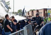 Politiet med flere virkemidler mot fotballvold – supportergrupper reagerer Politiet bruker CS-gass mot fotballsupportere under sammenstøt før kampen mellom Start og Viking. Foto: Tor Erik Schrøder / NTB