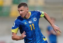 Spissveteranen Dzeko (40) fortsetter karrieren – forlenget kontrakten med tysk klubb Edin Dzeko under en landskamp for Bosnia-Herzegovina. Foto: Petros Karadjias / AP / NTB