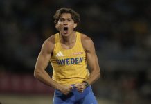 Toalettdrama for Duplantis før EM-gullet: – Dummeste jeg har gjort Armand Duplantis jubler etter stavfinalen under EM i friidrett på Alexander Stadium i Birmingham søndag. Foto: Beate Oma Dahle / NTB.