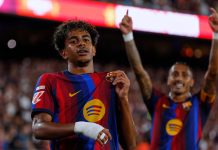 Tre tomålsscorere da Barcelona tok tabelltoppen Barcelonas Lamine Yamal feirer scoring i kampen mot Rayo Vallecano. I bakgrunnen jubler lagkamerat Raphinha. Begge scoret to mål hver i 5-2-seieren mot Rayo Vallecano. Foto: Joan Monfort / AP / NTB