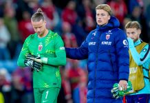Nyland: – Ser ikke noen grunn til at jeg ikke fortsetter Ørjan Nyland trøstes av Sander Tangvik etter kampen mot Portugal. Foto: Cornelius Poppe / NTB