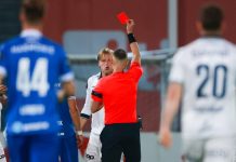 Jesper Daland protesterte til ingen nytte og måtte gå tidlig av banen. Foto: Trond R. Teigen / NTB