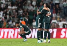 Innbytter reddet Real Madrid på overtid Matchvinner Carlos Espi får en god klem av lagkamerat Kylian Mbappé etter seieren mot Elche. Foto: Alberto Saiz / AP / NTB