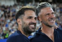 Legende svinger tryllestaven – skaper fotballmirakel i Como Cesc Fàbregas (t.v.) smilte bredt før Comos debutkamp i Champions League. Foto: Luca Bruno / AP / NTB