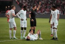 Bekreftet: Mbappé pådro seg kneskade Kylian Mbappe fikk trøbbel med kneet fredag. Foto: Khalil Hamra / AP / NTB