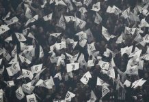 Juventus fikk bot – supportere forstyrret minnemarkering Juventus-supportere under en tidligere Champions League-kamp mot Benfica i 2026. Foto: Luca Bruno / AP / NTB