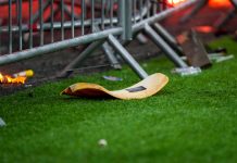 VIF-supportere gjorde hærverk på Åråsen – får etterspill Seter ble revet løs og kastet over gjerdet av skuffede Vålerenga-supportere etter tapet for Lillestrøm lørdag. Foto: Javad Parsa / NTB