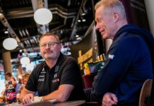 Uenighet om kampdilemma: – Helt utopisk Petter Thoresen og Roy Johansen møttes på kickoff til den nye ishockeysesongen. De er uenige om kampbelastningen. Foto: Fredrik Varfjell / NTB