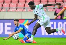 Ingen håndtrykk før Irland knuste Israel 3-0 i fotball James Abankwah og Irland utklasset Irland i søndagens nasjonsligakamp i Ungarn. Foto: Zsolt Czegledi