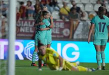 Caroline Graham Hansen herjet med to mål og en assist i CL-storseier Caroline Graham Hansen (delvis skjult) feirer scoring sammen med Claudia Pina i 6-0-seieren over Roma. Foto: Alfredo Falcone