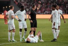 Mbappé skadet da han scoret i Zidane-debuten – ny Italia-smell Kylian Mbappé ligger nede etter at han pådro seg en skade da han scoret for Frankrike i nasjonsligakampen mot Tyrkia. Foto: Khalil Hamra
