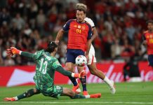 Innbytterne avgjorde for Spania etter Kanes straffemiss Mikel Oyarzabal løfter Spanias 3-2-mål over Englands keeper James Trafford. Foto: Ian Walton