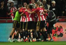 Brentford fortsatt ubeseiret – knuste Chelsea 3-0 Kristoffer Ajer og Brentford slo Chelsea fredag kveld. Foto: Dave Shopland / AP Photo / NTB