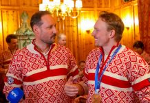 Kong Haakon trer ut av hovedkomiteen til alpin-VM i Narvik Kong Haakon på utøverhotellet med Henrik Kristoffersen under vinter-OL i Milano og Cortina i 2026. Foto: Cornelius Poppe / NTB