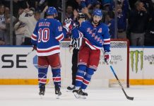 Lightning tapte uten Lilleberg Mika Zibanejad gratuleres etter å ha scoret kampens siste mål på et åpent bur. Foto: Seth Wenig / AP / NTB