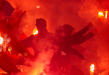 Supportere brukte bluss under eliteseriekampen i fotball mellom Lillestrøm og Vålerenga på Åråsen stadion. Foto: Javad Parsa / NTB